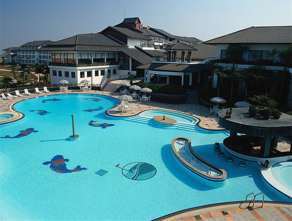 一個游泳池需要哪些設(shè)備？